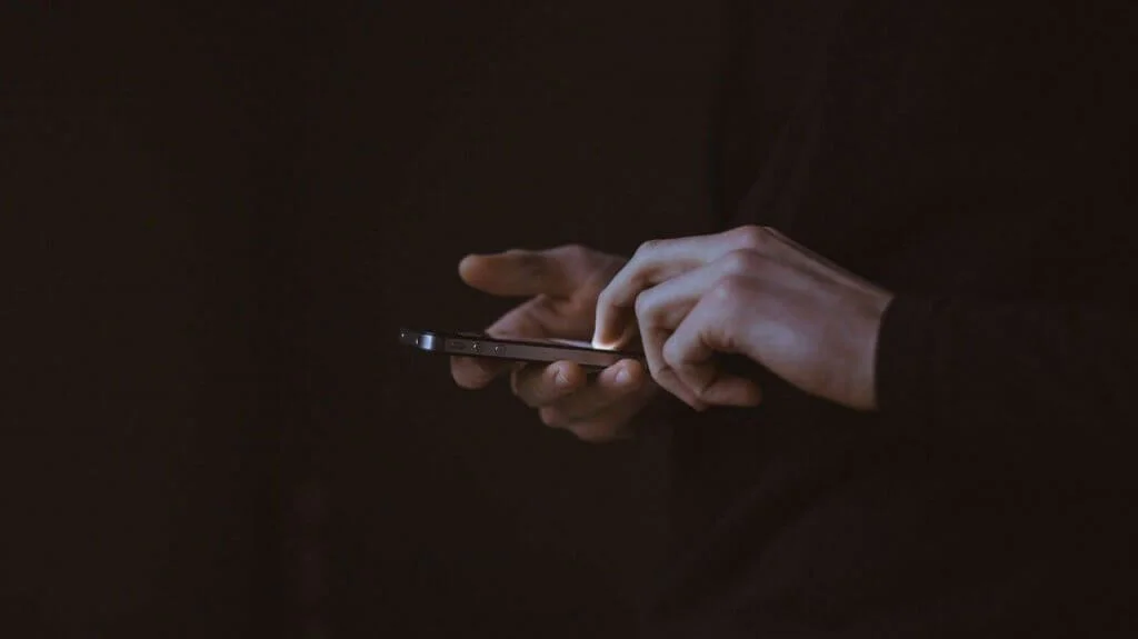 Почему смартфон медленно заряжается: возможные причины
