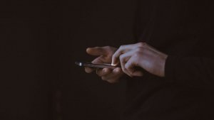 Почему смартфон медленно заряжается: возможные причины