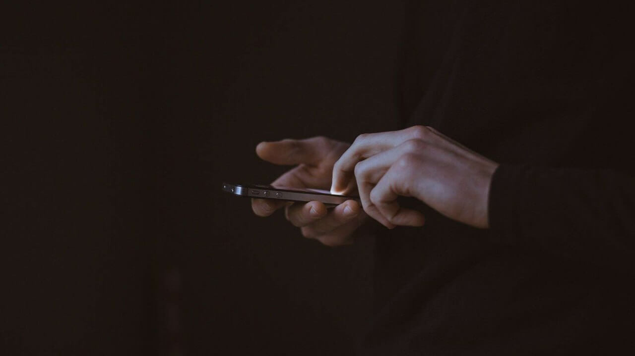 Почему смартфон медленно заряжается: возможные причины